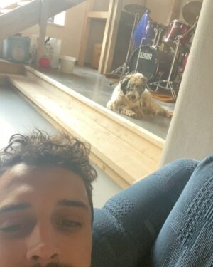 Šimon Bilina Instagram - Pokora. Vděčnost. Důvěra.
Poslední dny mi dali tuhle lekci a tuhle cestu. Bude to dlouhá cesta, než tyhle slova a to co reprezentujou plně obsáhnu, ale za to nádherná a nejdu po ní sám. Jít srdcem a se smyslem:-)

Řiká se, že jako lidi na mnoha úrovních fungujeme v 7 letejch cyklech. Respektive za cca 7 let, protože naše buňky odumíraj a roději se pořád dokola a dokola, se nám to celý jednou promíchá.. 7,14,21… no a mě za 21 dní bude 28 let.. zhruba v těchto fázích života to spoustu lidí zabalilo a skončilo (viz google) včetně jednoho mýho kamaráda🙏🕊️..

No a mě teď silněji než kdykoliv předtím dochází za kolik lidí, přátel, věcí, zážitků jsem vděčnej. Vděčnost btw. je ta nejlepší medicína na strach. A jak je tahle lidská zkušenost nádherná! Doporučujeme, a posíláme písničku!💀

A taky zjišťuju, kolikrát sem se pletl, mýlil, udělal chybu.. a třeba to ani nepřiznal. Uf Uf.. Pokora. Pokora je boží.. mnohem mnohem vzácnější než toxická maskulinní bagr síla.. kdy je chlap ten na trůně a ten co ví všechno a sežral všechna Šalamounova ho*na od počátku věků. Je to tak hloupě snadný.

Pokora je tišší a subtilnější. Nemá rohy. Pokora jako vědomí celku. Je vnímavá a klidná. A o to silnější. 

Všem důvěru v to, co právě prožíváte. Důvěru v to, že se to uskuteční tak, jak má. Jít tomu naproti a nebo s tim.

A zakončím to oblíbeným citátem mého oblíbeného šamana: ”Chovejte se k Sobě tak, jakoby ste se měli rádi.” 

Tak na humornou přítomnou budoucnost!🪶🙏😝

F: @katesramkova 🍀