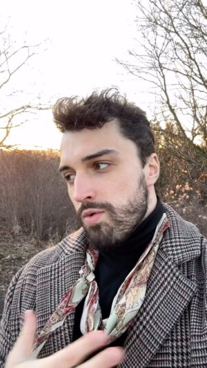 Šimon Bilina Instagram - Už sem to nevydržel, při cestě za koupí květináčů a musel sem se Váma podělit o hrdelní zpěvy, který mi poslední dobou dělaj tolik radosti, že to prostě sdílet musim🤭😂✊… 

speciální pozdrav pro @michaela.pechackovaa , která to slyší v podstatě nonstop(pokaždý je neskutečně ráda!!!💩) , když máme na natáčení pauzu.

Co Vy? Je pro Vás ten zvuk příjemnej, či snad léčivej, tak jak pro mňa? Umíte si představit sebe, na koncertě něčeho takovýho?

PS: pozdrav pro pani na kole co na začátku projela okolo a řehtala se na mě😂🕊️🙊

#throatsinging #mongolianthroatsinging #singing #different #😄 #silly #reels #reelsinstagram