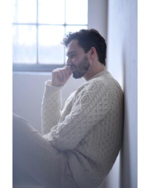 Šimon Bilina Instagram - Meditace úplňku, úplnosti 🌝..?

V záplavě tolika emocí, stisků tlačítek, ohňostrojů a fontán barev života…je snadný se přehltit. 

Přehltit a přehlcovat ostatní… a spádem neslyšet Sebe, vnitřní hlás-ič. 

“Tě rozčiluje, Ti vadí, tohle a tamto a tamten a tamta?!” 

Co kdybychom dnes i zítra i pozítří ♾️ omezili telefony,informace.. koukali do přírody - dovnitř,šli zpívat,pomalu tančit s puštěnou hudbou na vnitřním rádiu… skákat po jedný noze🤭, stát minutu na místě a nehli se…otevřeli to, co sme si za ty roky dali do Uložených..

S nepřehlceností přichází ty opravdové dárky. Dech/Duch, Země, k Nám mluví neustále.. Musíme být ticho, abychom je slyšeli.

🕊️🤍♾️

~foto @barbora.jelinkova_photography 🙏👌🏼

@2mediacz #2media #simonbYlina #primazoo #zooserial #prima #meditation #quiet #still