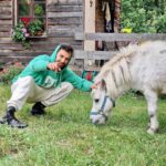 Šimon Bilina Instagram – HOW TO přemluvit koňský trpaslíky na jednu společnou. Neni zač. 
😌❤️

#mitakuyeoyasin #narnie #ponies #kentaur #tutorial Narnie