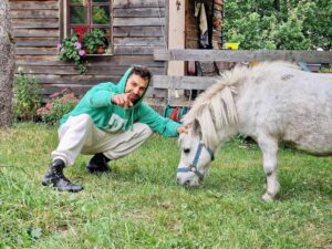 Šimon Bilina Instagram - HOW TO přemluvit koňský trpaslíky na jednu společnou. Neni zač. 
😌❤️

#mitakuyeoyasin #narnie #ponies #kentaur #tutorial