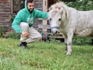 Šimon Bilina Instagram - HOW TO přemluvit koňský trpaslíky na jednu společnou. Neni zač. 
😌❤️

#mitakuyeoyasin #narnie #ponies #kentaur #tutorial