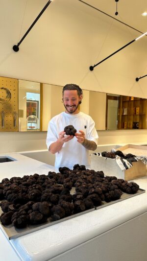 Cédric Grolet Instagram - Une Truffe Noire sucrée ça vous dit? 
Crème de Truffe,
Crémeux chocolat Truffe,
Brisure de Truffe fraîche,
Fleur de sel,
Praliné chocolat Truffe,
Le tout enveloppé dans du chocolat noir!
 « Édition très limitée exclusivement en direct dans notre boutique #lemeurice à partir de ce vendredi 13 janvier 🖤 » #cedricgrolet