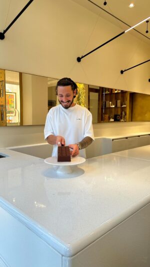 Cédric Grolet Instagram - Du chocolat au lait + du caramel + des noisettes = la nouvelle tablette chocolat à partager ! C’est dispo dès maintenant! #cedricgrolet 🤎