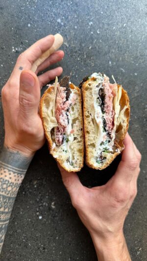 Cédric Grolet Instagram - Un Sandwich de Noël ? (Disponible maintenant au 35 avenue de l’Opéra) #cedricgrolet ❤️