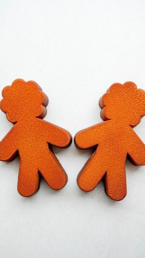 Cédric Grolet Instagram - Je vous présente « Monsieur Épices » pour vos fêtes de fin d’année ! Une exclusivité @cedricgroletopera ! 
Pâte sablée aux épices de Noël, biscuit moelleux aux épices, marmelade d’oranges, crémeux à la cannelle, mousse aux épices vanillée! 
Attention série très limitée disponible en Click and Collect #cedricgrolet 🎻