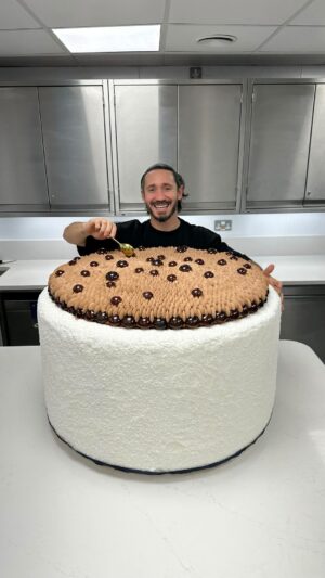 Cédric Grolet Instagram - Qui vient partager ce Saint-Honoré XXL chocolat? #cedricgrolet 🖤