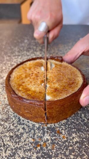Cédric Grolet Instagram - J’adore la crème brûlée, et j’adore les croissants. Nous avons donc créé croissant-crème brûlée à la vanille ! 
Disponible à partir demain @cedricgroletopera #cedricgrolet 🔥