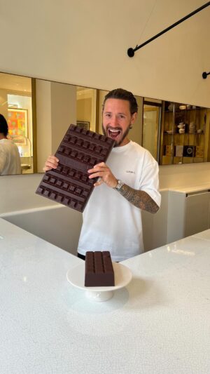 Cédric Grolet Instagram - Tablette chocolat XXL en trompe l’œil ? #cedricgrolet #lemeurice 🍫
