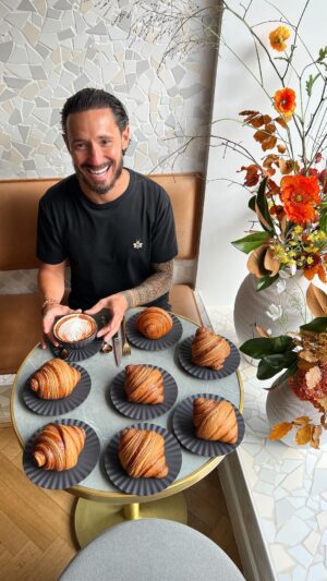 Cédric Grolet Instagram - Un 🥐 café crème ? #cedricgrolet