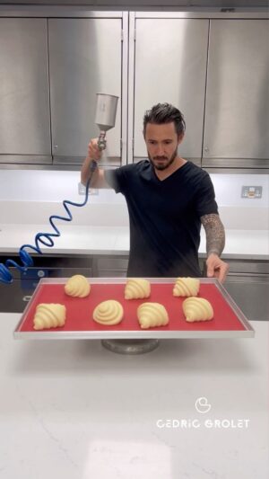 Cédric Grolet Instagram - En 55 secondes je t’apprends à faire des croissants et des pains choc #cedricgrolet #theberkeley 👀