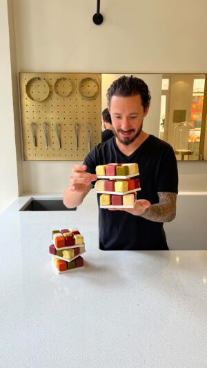 Cédric Grolet Instagram - Certainement une de mes créations les plus difficiles et amusantes à faire! De retour en septembre le #rubiks ! Ici Citron, fraise, pistache, pamplemousse, coco, orange! Quel serait votre rubiks préféré? #cedricgrolet #lemeurice 🎁