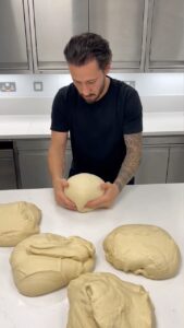 Cédric Grolet Instagram - Pour la première fois j’avais envie de vous montrer le travail de dingue pour réaliser une de nos viennoiseries « Pain Suisse » pâte à croissant trois tours avec une crème vanille aux pépites de chocolat! #cedricgrolet ☕️