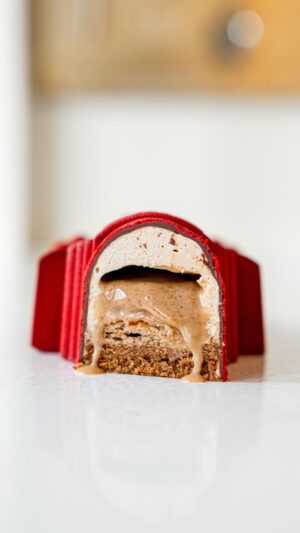 Cédric Grolet Instagram - Bûche Monsieur Casse-Noisette disponible à @cedricgrolettheberkeley : 100% noisettes ❤️ #cedricgrolet #theberkeley