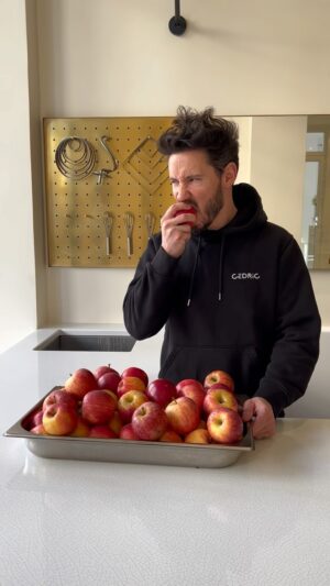 Cédric Grolet Instagram - « Charlotte aux pommes » comme vous ne l’avez jamais vue! #cedricgrolet 🍎