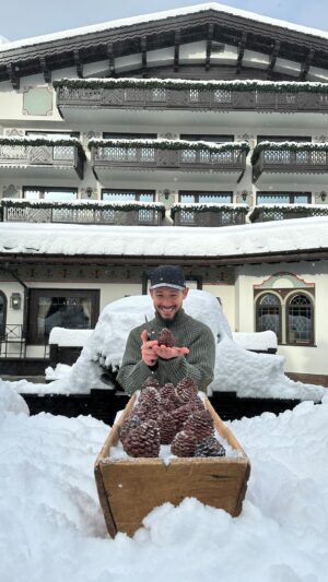 Cédric Grolet Instagram - Bonjour @cedricgroletairelles ! 
Nos pâtisseries prennent vie dans un décor enneigé à @airellescourchevel ! Nous sommes enchantés de partager nos desserts signatures dans cet hôtel iconique comme cette interprétation unique de la forêt noire en pomme de pin! #cedricgrolet #lesairelles 🌲