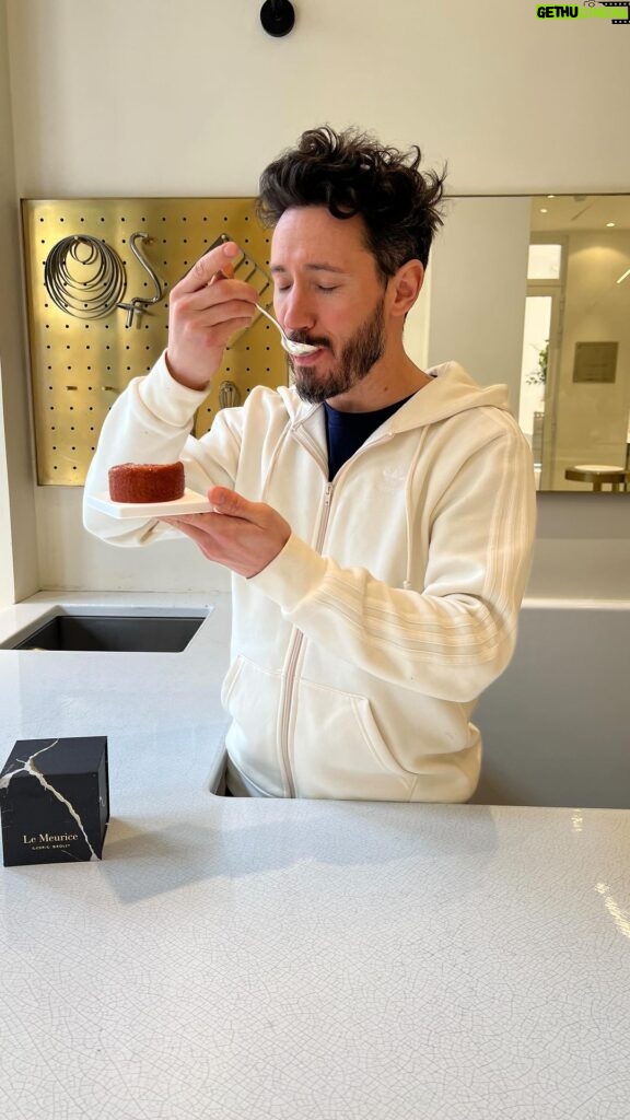 Cédric Grolet Instagram - Meilleur petit dej du monde! Le pain perdu? On est d’accord?? (J’ai fait que manger sur cette vidéo) Mercredi 9 Mars pour la réouverture de la boutique Le Meurice à midi #cedricgrolet 🙋🏻