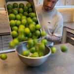 Cédric Grolet Instagram – Tarte citron vert acidulé!
Pâte diamant, marmelade, gel, crème, le tout 100% citron vert frais!
Fleurs pochées une à une pour vous créer un bouquet sur mesure! Bientôt à la carte! Qui valide?
#cedricgrolet 💐