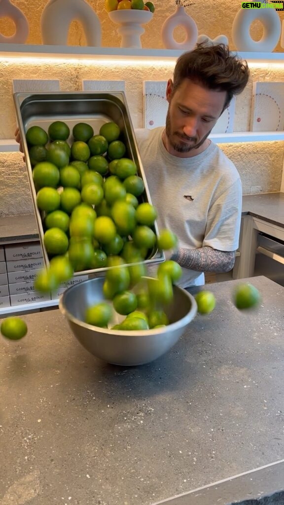 Cédric Grolet Instagram - Tarte citron vert acidulé! Pâte diamant, marmelade, gel, crème, le tout 100% citron vert frais! Fleurs pochées une à une pour vous créer un bouquet sur mesure! Bientôt à la carte! Qui valide? #cedricgrolet 💐