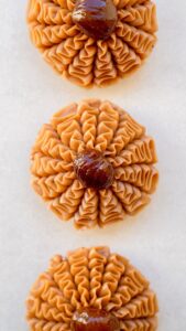 Cédric Grolet Instagram - Mon « romantique » Mont-blanc ! Pâte sablée basque avec de la poudre de marrons torréfiés, un praliné noisette, une crème aux marrons, des cassis frais mixés pour rafraîchir le tout! #cedricgrolet 🧁 Cédric Grolet Opéra