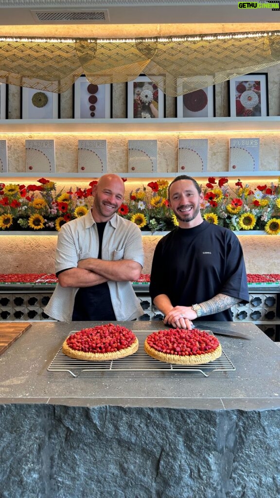 Cédric Grolet Instagram - Avec @franckgastambide nous avons travaillé sa tarte préférée depuis 10 ans! Une fois la vidéo terminée il m’a dit une chose incroyable: « Quand je vois le travail qu’il y’a derrière, je vais apprécier encore plus » @cedricgrolet 🫶🏻 #cedricgrolet Cédric Grolet Opéra