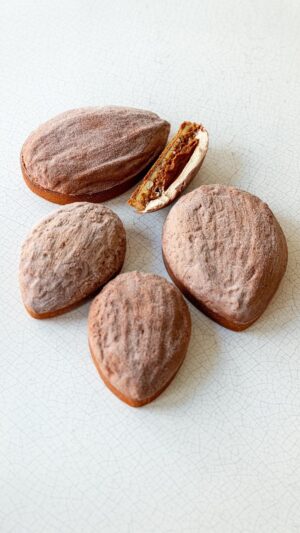 Cédric Grolet Instagram - Caramel, praliné, crème, pâte sucrée… Les nouvelles versions des trompe-l’œil en tarte, dispo exclusivement à Paris #lemeurice ! 👀 #cedricgrolet