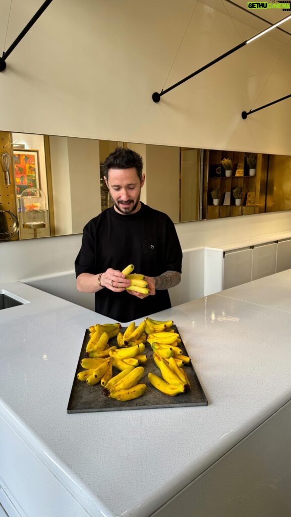 Cédric Grolet Instagram - Banane Frécinette caramélisée au beurre de cacahuète ! #cedricgrolet #lemeurice 🍌&🥜