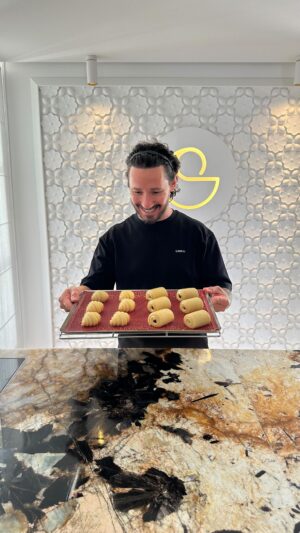 Cédric Grolet Instagram - Minis croissants & pains choc’ à la maison le dimanche ! Merci @vzug #cedricgrolet 🥐