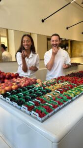 Cédric Grolet Instagram - J’apprends à @zoesaldana à faire des gâteaux! Que pensez-vous de son niveau? 👀 @cedricgrolet ❤️