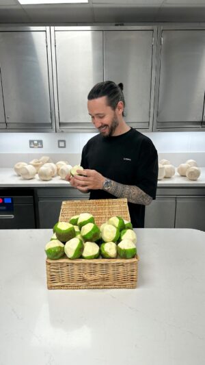 Cédric Grolet Instagram - À Londres avec notre nouvelle recette Coco rafraîchissante #cedricgrolet #theberkeley ⚪️