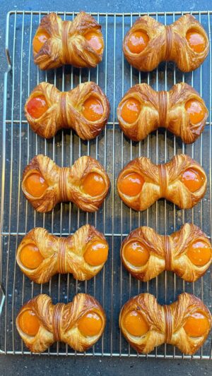 Cédric Grolet Instagram - Ma viennoiserie d’enfance ! Pâte à croissant avec un abricot rôti au four! C’est dispo à Opéra et Londres pour éviter la jalousie  #cedricgrolet 🤵🏻