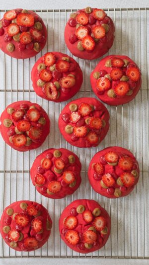Cédric Grolet Instagram - Voici la surprise qui remplace nos classiques cookies à #lemeurice  les cookies trompe l’œil ! 

Ici : Fraise Vanille & Framboise Pistache

Pâte à cookie crue, pâte à cookie mi-cuite et fruits rôtis, confiture, praliné croustillant, caramel, mousse. 

Les parfums changeront en fonction de la saisonnalité! #cedricgrolet #cookie ®️