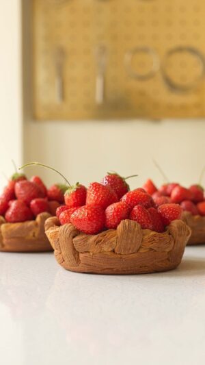 Cédric Grolet Instagram - Tartes aux fruits rouges en corbeille pour #lemeurice ❤️ #cedricgrolet