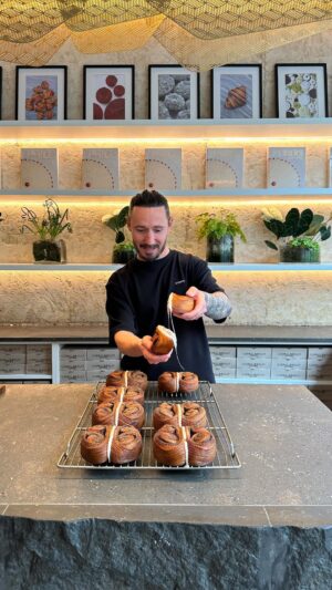 Cédric Grolet Instagram - Cinnamon roll à ma façon #cedricgrolet 🦋