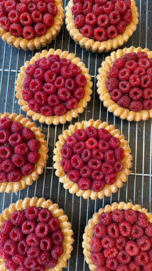 Cédric Grolet Instagram - Les tartes fruits rouges approchent enfin ! Comme chaque année avec une nouvelle recette ! Ici pâte sucrée pochée! Disponibles à partir de samedi 6 mai ❤️ #cedricgrolet