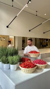 Cédric Grolet Instagram - Les fruits rouges me manquent!!! Fraisier et framboisier en corbeille! Disponibles le 7 juin à #lemeurice #cedricgrolet ❤️