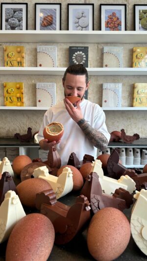 Cédric Grolet Instagram - Chocolat Blanc? Noir? Lait? Pour Opéra voici des 🐓 et des 🥚 avec du praliné amande noisette disponible dès maintenant sur notre site internet ! #cedricgrolet