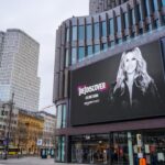 Céline Dion Instagram - From US to UK… to Germany and Canada… Celine is on billboards around the world! Thank you @AmazonMusic Listen to Celine’s [Re]Discover  playlist featuring songs from Celine’s entire career including the now iconic ‘Falling Into You’! Des États-Unis à l’Allemagne, en passant par l’Angleterre et le Canada… Céline est sur les panneaux d’affichages aux 4 coins de la planète ! Merci Amazon Music. Écoutez la liste de lecture [Re]Discover de Céline Dion incluant des chansons de l’iconique album “Falling Into You” : -Team Céline Link in bio / lien dans la bio #FallingIntoYou25 #FIY25