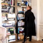 Céline Dion Instagram - Throwback to February 2019.  What are you reading these days? 📚 – Team Celine Souvenir de février 2019. Que lisez-vous ces jours-ci ? 📚 – Team Céline 📸: @dee_termined_girl #books #ThrowbackThursday