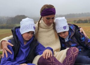 Céline Dion Instagram - Today we're going purple in solidarity with @glaad #SpiritDay! I encourage all of you to join us and take a stand against anti-LGBTQ bullying. Read more about how you can take the Spirit Day pledge and support LGBTQ youth through the link in bio 💜🌈 - Celine xx...
 
Aujourd'hui, nous portons du violet en solidarité au #SpiritDay et @glaad ! Je vous encourage tous à vous joindre à nous et à vous mobiliser contre l'intimidation anti-LGBTQ. Pour en savoir plus sur la façon dont vous pouvez vous impliquer et soutenir les jeunes LGBTQ, cliquez sur le lien dans la bio 💜🌈 - Céline xx ... 📸 @dee_termined_girl
