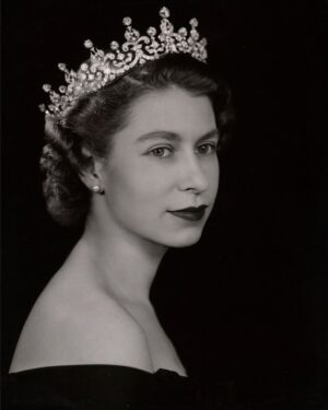 Céline Dion Instagram - Her Majesty Queen Elizabeth II was such a graceful, elegant, woman of extraordinary kindness. She dedicated her life to public service, tirelessly helping others in need. She truly was an inspiration of strength and dignity for so many, and her loss will be deeply felt throughout the entire world... we will all miss her.  My sincere condolences to The Royal Family and to everyone who loved and cherished her. Celine xx…

Sa Majesté la reine Élizabeth II était une femme avec tellement de grâce, d’élégance et d’une gentillesse extraordinaire.  Elle a consacré sa vie au service public, aidant sans relâche les personnes dans le besoin. Elle était un modèle de force et de dignité pour tant de gens et sa perte sera grandement ressentie dans le monde entier. Elle nous manquera tous. Mes plus sincères condoléances à la famille royale et à tous ceux qui l’aimaient et la chérissaient. Céline xx…