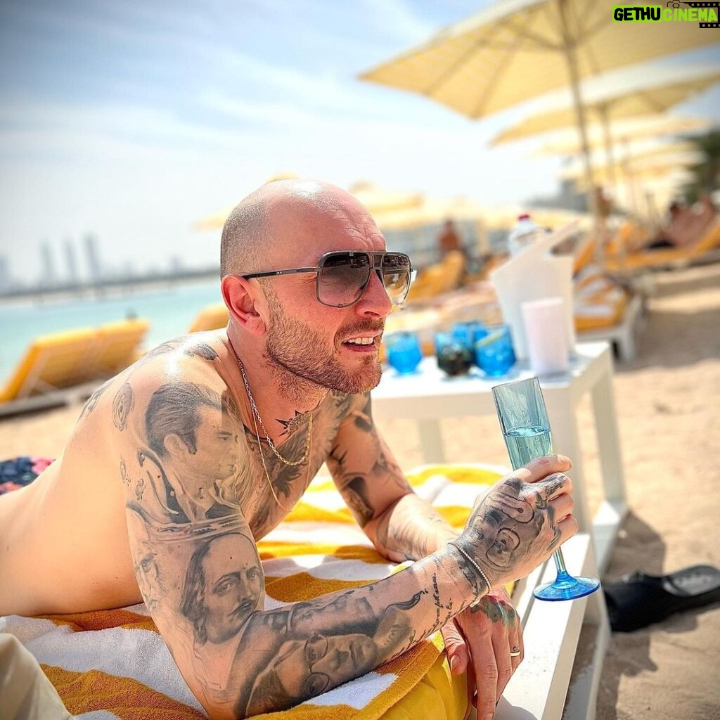 Cătălin Bordea Instagram - “Cu cât e mai mic paharul cu atât e băutura mai scumpă” Memoriile unui băiat de la țara. The Palm Jumeirah, Dubai, UAE