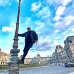Cătălin Bordea Instagram - Stau pe felinar ca micu pe grătar! Louvre Museum Paris
