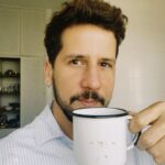 Caio Braz Instagram - ‘Me movo como educador, porque primeiro, me movo como gente.’ Paulo Freire Nesse dia dos professores eu agradeço a todos os mestres e mestras que passaram na minha vida e aqueles que ainda virão, e agradeço a oportunidade de ensinar e compartilhar conhecimento, seja nas redes, nas salas de aula, nos grupos de estudo e nas comunidades. Conhecimento liberta e nos faz sonhar. Eu amo ser professor e amo quando vocês comentam ‘adoro aprender com você’. Obrigado por esses carinhos ❤️‍🔥 PS: amanhã vamos abrir turmas novas do @cursocaiobraz, uma jornada sobre criação de conteúdo digital, repertório cultural e sensível, e criatividade. Venham comigo 🫶🏼 FELIZ DIA DOS PROFESSORES 🤍 Brazil