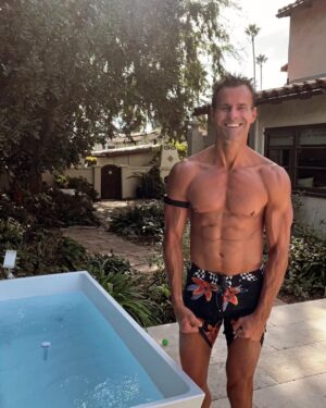 Cameron Mathison Instagram - Stop procrastinating and get in❄️🥶🧊
#icebath 
#justdoit 
#healthandwellness