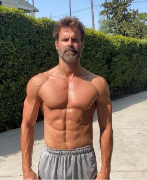 Cameron Mathison Instagram - National Cancer Survivors Day🙏🏼
The first photo is a few weeks after my kidney cancer surgery in September 2019, the second photo is almost exactly two years later.
To say I’m grateful is such a colossal understatement.  We are celebrating survivors today, but I will always remember those that have lost their battle to cancer as well. They will all always be heroes to me.  Miss you mom❤️
#nationalcancersurvivorsday 
#survivor #cancersucks