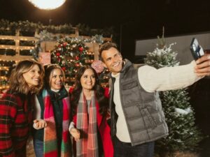 Cameron Mathison Instagram - Just me and three Queens of Christmas 🎄🎅🏼
#greatamericanchristmas 
#greatamericanfamily 
#chritmasmovies 
#christmas