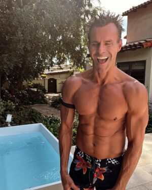 Cameron Mathison Instagram - Stop procrastinating and get in❄️🥶🧊
#icebath 
#justdoit 
#healthandwellness