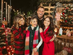 Cameron Mathison Instagram - Just me and three Queens of Christmas 🎄🎅🏼
#greatamericanchristmas 
#greatamericanfamily 
#chritmasmovies 
#christmas