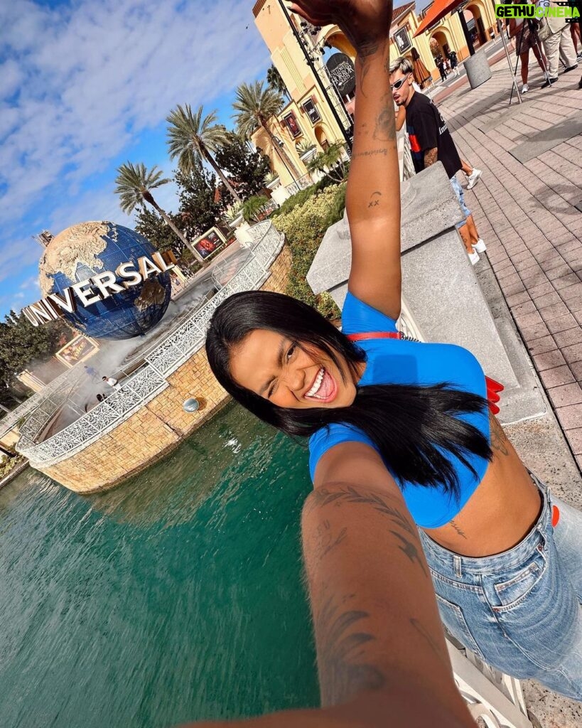 Camila Loures Instagram - Dia de parque… dia feliz 🎢💙 . Obrigada @universaldestinationsbrasil por esse dia maravilhoso por aq 🫶🏽 Universal Studios Florida